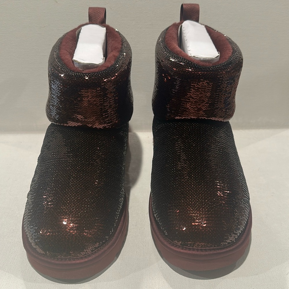 NWT UGG Classic Mini Mirror Ball Boots in Grape with Sherpa lining. Size 6